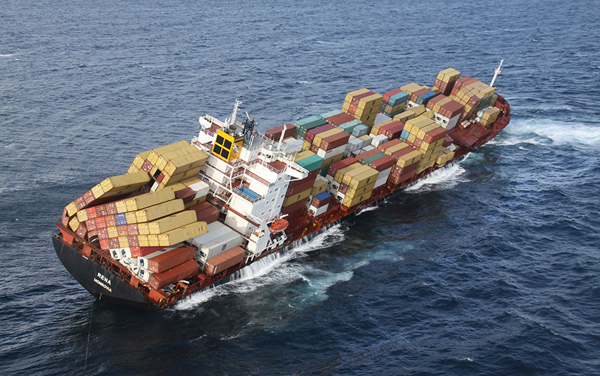 Суда теряют в море до полутора тысяч контейнеров